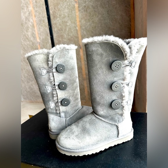 UGG Bailey Button Triplet Shearling Boots - Women’s size 6 - Picture 1 of 14